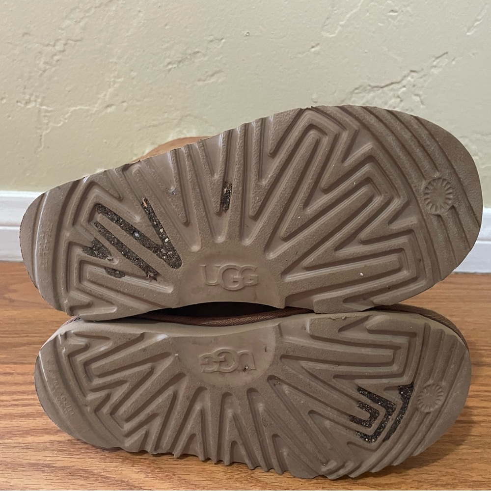UGG Girl’s boots - Picture 3 of 5